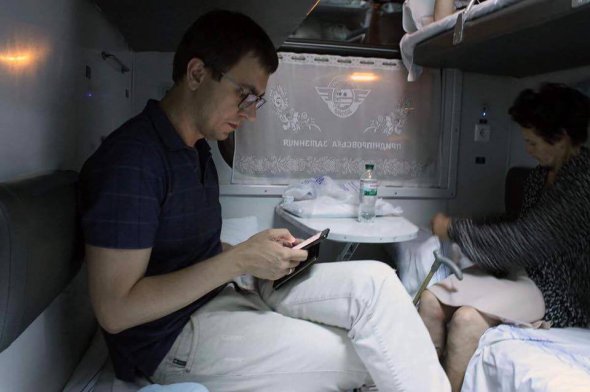 Владимир Омельян едет в плацкартном вагоне из Киева в Днепр