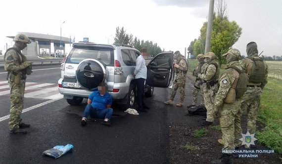 У Запоріжжі правоохоронці затримали двох злочинців, які викрали та утримували 21-річного мешканця Дніпра