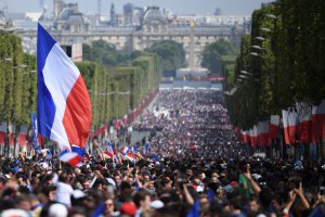 Уболівальники зустрічають чемпіонів світу збірну Франції 16 липня на Єлисейських полях у Парижі