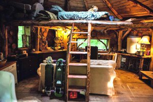 Інженер із Лондона Кріс Гарбор встановив ліжко під отвором у даху свого будинку. Звів дім із дерева, глини, піску та соломи. Земельну ділянку під нього купив у інтернет-магазині