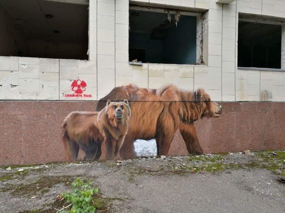 Вандали розмалювали будинки в Прип'яті логотипом компанії Чорнобиль Тур. Фото: Chernobl Tur