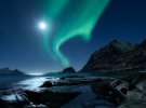 Фотограф Мікель Бітер поєднав полярне сяйво та місяць