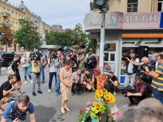 Утром 20 июля на месте гибели журналиста Павла Шеремета собираются его коллеги и друзья, чтобы почтить его память