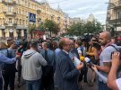 Утром 20 июля на месте гибели журналиста Павла Шеремета собираются его коллеги и друзья, чтобы почтить его память