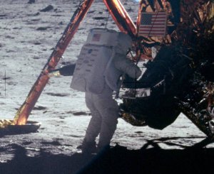 Нейл Армстронг працює біля місячного модуля. Фото: NASA