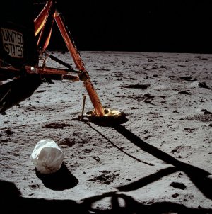 Перша фотографія, зроблена Нілом Армстронгом на Місяці. Фото: NASA