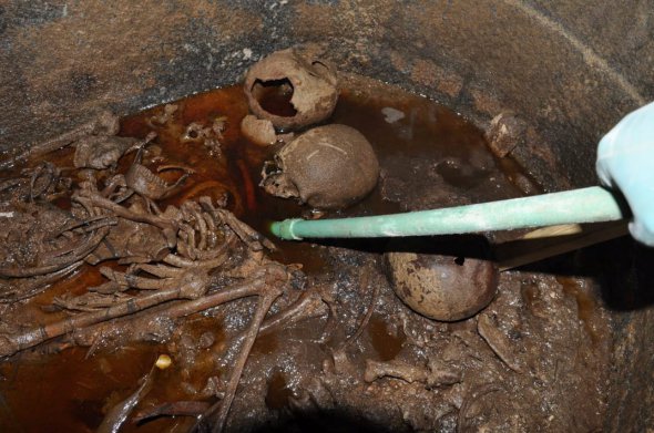 У саркофазі виявили три скелети