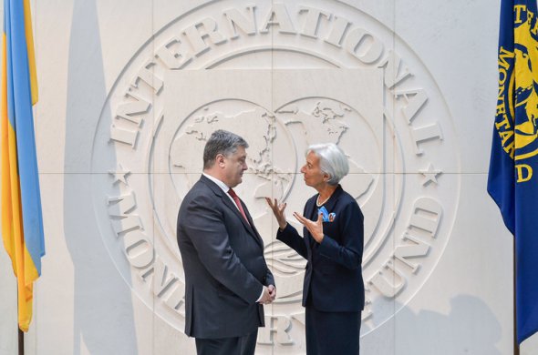 Президент України Петро Порошенко у січні 2018-го у Давосі обговорив з директором-розпорядником МВФ Крістін Лагард перспективи отримання траншу.