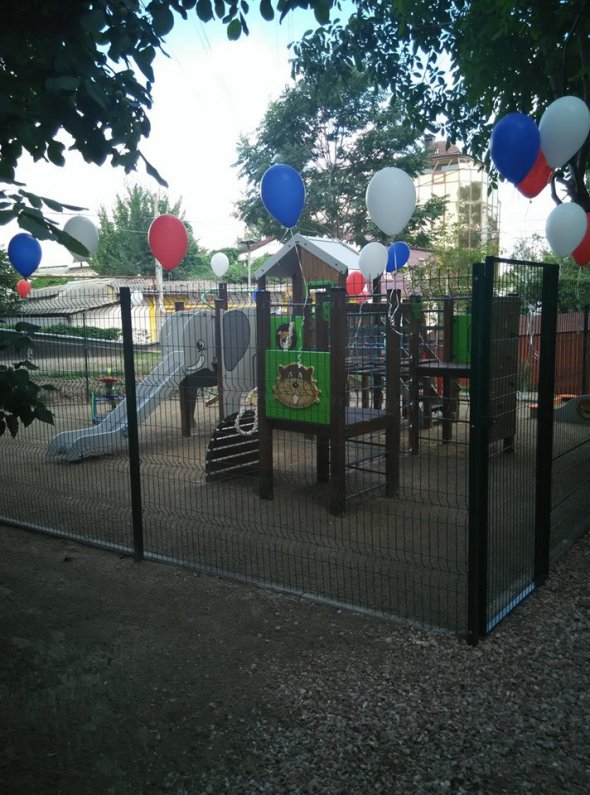 В Симферополе торжественно открыли новую детскую площадку. Но он замкнутый и родители не понимают, как там могут играть дети
