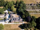 В британском поместье Гоптон-холл в графстве Дербишир растут 2 тыс. Кустов роз 23 сортов. На фото с дрона имение справа вверху. Вокруг видно выжженную жарой землю