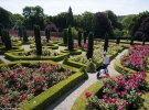 У британському маєтку Гоптон-холл у графстві Дербішир ростуть 2 тис. кущів троянд 23 сортів