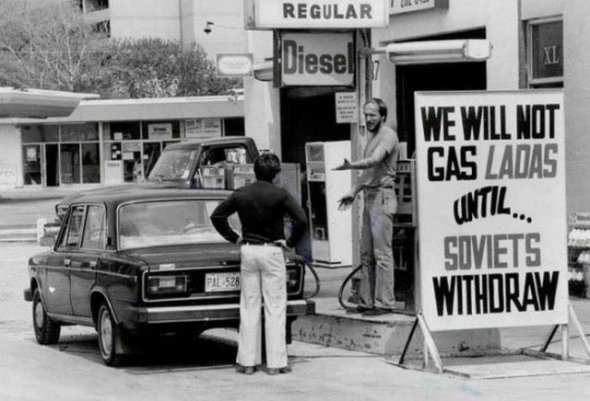 Водієві "Лади" відмовляють в бензині через введення радянських військ в Афганістан. Торонто, 1984 рік.