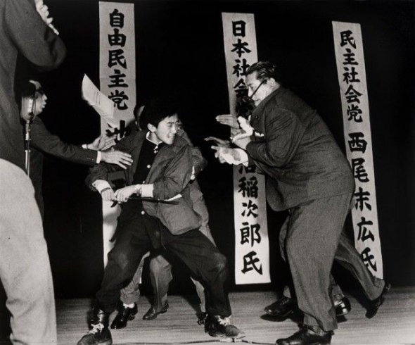 Правий студент Отоя Ямагуті вбиває голову соціалістичної партії Ініжіро Асанума, 12 жовтня 1960, Токіо.
