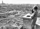 Девочка смотрит на руины. Варшава, 1946 год.