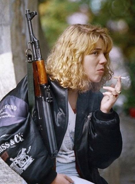 Боснійська дівчина з АК, курить сигарету, чекаючи похоронної служби на кладовищі, Сараєво, 14 вересня 1992 року.