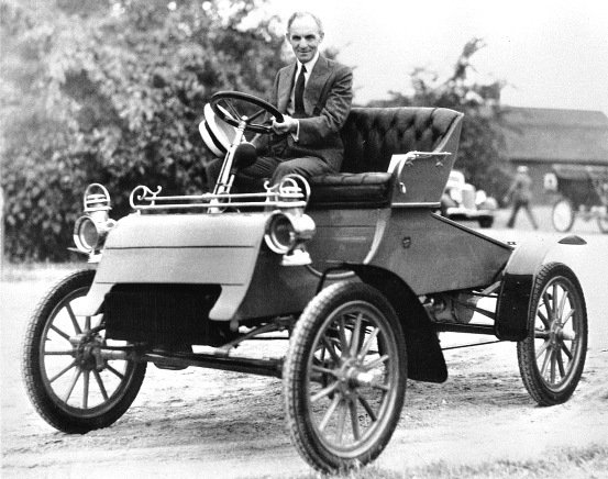 Генри Форд испытывает Model А.