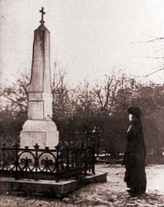 3-метровий гранітний обеліск з позолоченим хрестом був демонтований в 1919 році