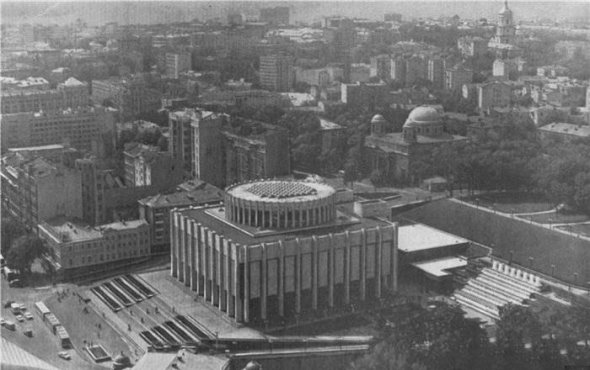 В кінці 1970-х років частину парку спиляли для спорудження музею Леніна. Зараз там розташований "Український дім"
