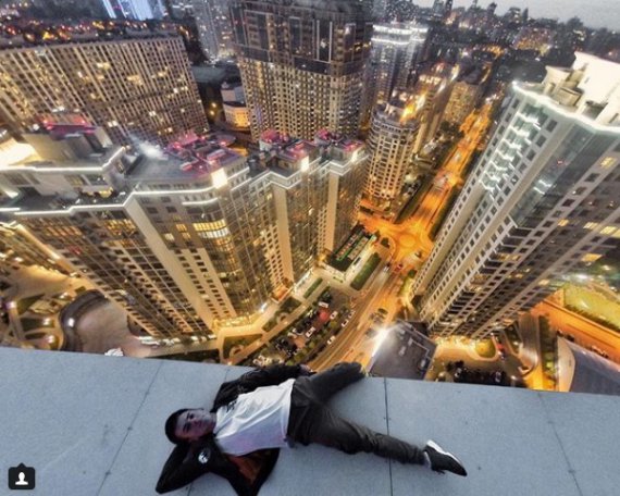 Andrew Voznyi робить знімки з дахів різних районів Києва