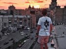 Andrew Voznyi робить знімки з дахів різних районів Києва