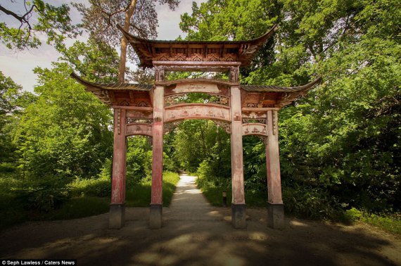 На початку ХХ ст. у Jardin d'Agronomie Tropicale збирали екзотичні рослини і тубільців з колоній Французької імперії. Тепер він стоїть в руїнах