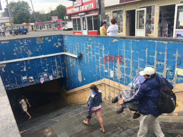 Киевляне требуют нового перехода на Выставочном центре