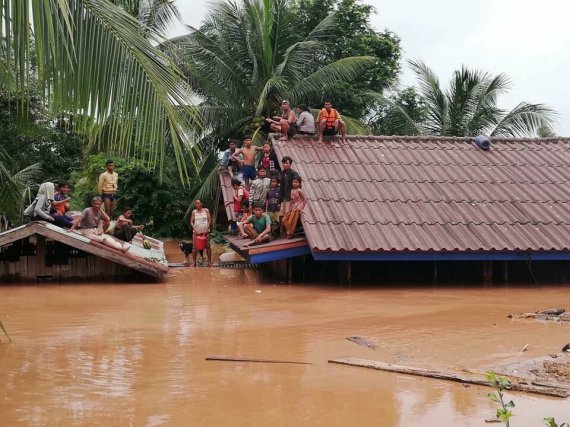 По меньшей мере сто человек пропали без вести, тысячи остались без жилья, - последствия катастрофы на дамбе в Лаосе.