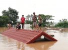По меньшей мере сто человек пропали без вести, тысячи остались без жилья, - последствия катастрофы на дамбе в Лаосе.