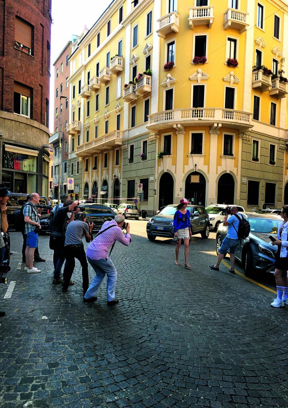 Фотографи знімають гостей, які йдуть на презентацію програми Milan Fashion Week.  Захід проводять із 1979 року