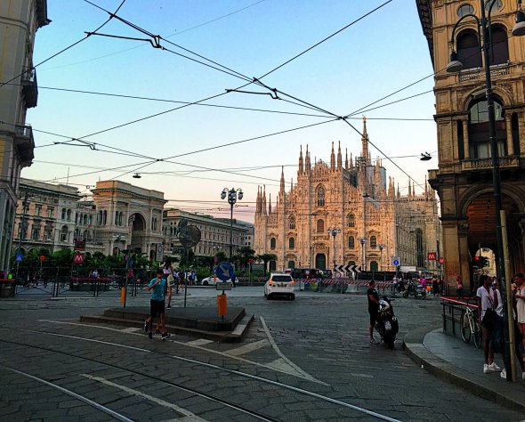 Міланський кафедральний собор Святої Діви Марії розташований у самому центрі міста, на площі Дуомо. Щоб потрапити всередину, треба вистояти півторагодинну чергу. Вхід коштує 3,5 євро