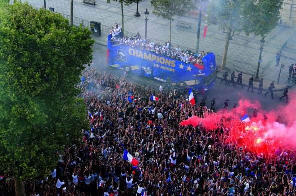 Збірну Франції, чемпіона світу-2018, зустрічають на Єлисейських Полях у Парижі 16 липня. Команда виграла турнір вдруге. Вперше – двадцять років тому
