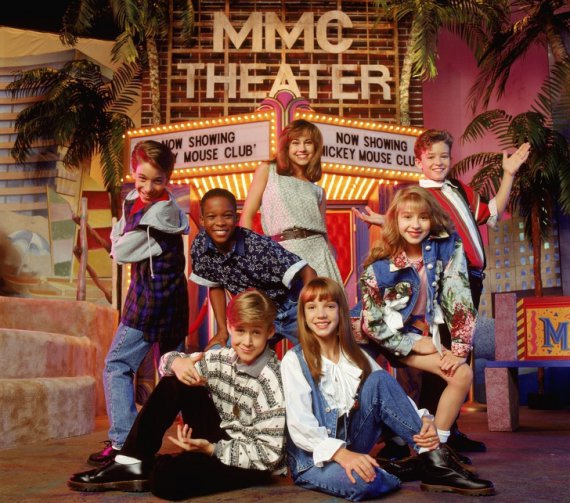 Хлопчик праворуч - Джастін Тімберлейк, перед ним - Крістіна Агілера, внизу - Райан Гослінг і Брітні Спірс. "Клуб Міккі Мауса", 1990-ті роки