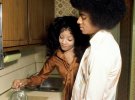 Майкл Джексон і його сестра Ла Тойя заварюють чай