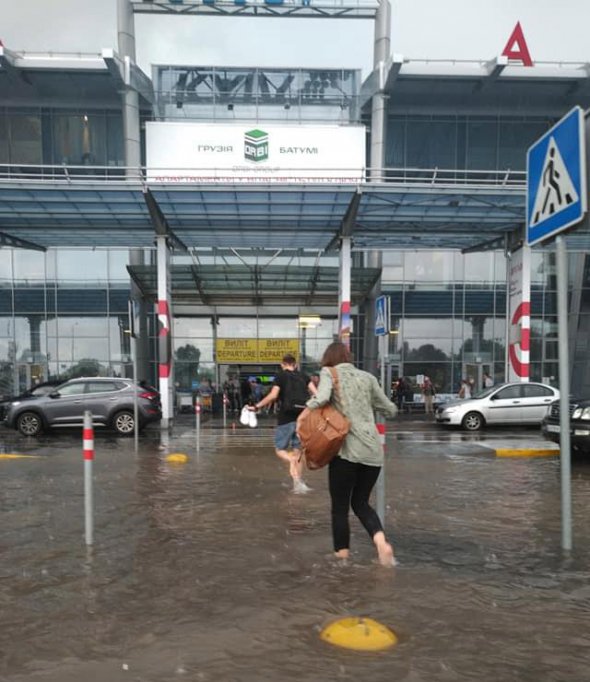 Затопило площу перед аеропортом "Київ"