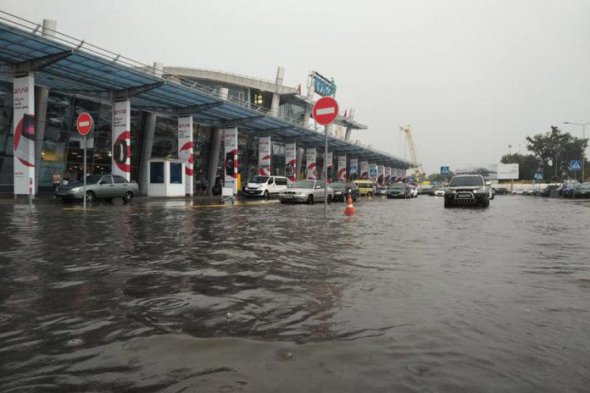 Затопило площу перед аеропортом "Київ"