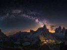 Панорама Млечного пути над горным массивом Тре Чиме ди Лаворедо, Италия