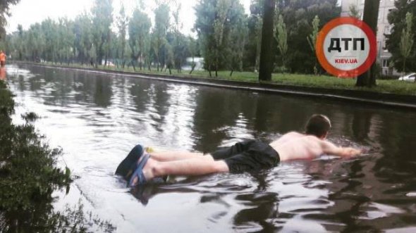 Киевляне радуются купальному сезону