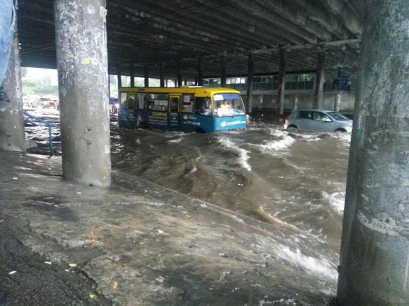 Маршрутка пливе під Індустріальним мостом