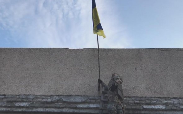 Військовий встановив український прапор над адмінбудівлею в Золотому-4