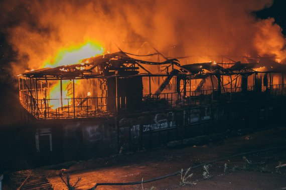 26 июля возле Рыбальского моста загорелась баржа