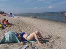 Большинство отдыхающих приходят на пляж со своими покрывалами