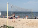 На берегу моря обустроены волейбольные площадки