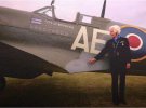 За час війни Меррі пілотувала близько 1 тис. літаків. На фото позує біля музейного експоната  свого улюбленого винищувача Spitfire 