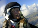За время войны Мерри пилотировавшая около 1 тыс. cамолетов. На фото позирует возле музейного экспоната своего любимого истребителя Spitfire