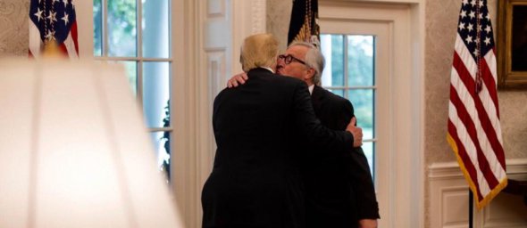 Трамп виставив у своєму Твіттері фото поцілунка з Президентом ЄС