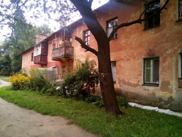Дощова вода залила підвал гуртожитку на вул. Текстильників, 23. По стінах пішли тріщини. Всіх мешканців відселили