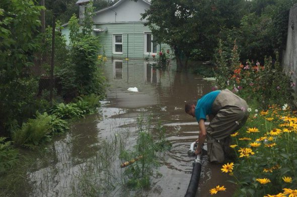 Рятувальники відкачали по Чернігову  близько 10 тис. куб. води