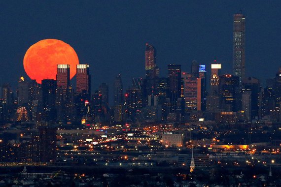Луна над Нью-Йорком в марте 2015 года.