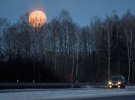 Місяць біля білоруського Мінська у січні 2018-го.