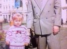 2-річна ­Мар’яна Дудченко з батьком ­Сергієм Петровичем, 1997 рік. Вони загинули під час аварії на аеродромі у Скнилові поблизу Львова 27 липня 2002‑го